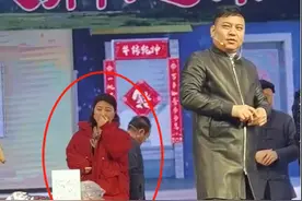 曝卫视春晚彩排现场！赵本山徒弟当众做不雅动作，抠鼻剔牙惹争议图片