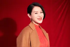 胡杏儿都生3胎了，谁知道她孕期有多美，红色孕装喜庆亮眼图片