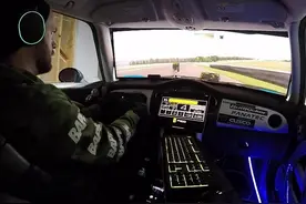 这位MINI粉不差钱，买来真车不开，改装成赛车模拟器图片