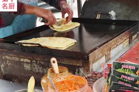农村大姐摆摊卖鸡蛋灌饼，问一天卖多少个还保密，传统做法很地道视频封面