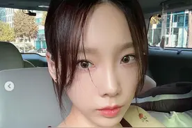 泰妍晒最新美照 玫瑰纹身配黑色深V吊带性感妩媚图片