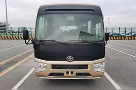 新款丰田考斯特实拍，豪华不输埃尔法，8缸动力+9座，真霸气图片