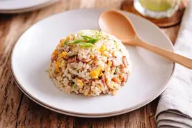 3分钟感受小时候那一碗好吃的火腿蛋炒饭！一道美食，一段记忆图片