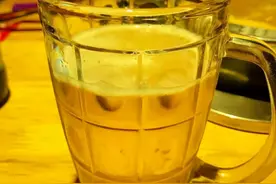 夏天喝啤酒，别只会选贵的，认准瓶身上这3点，叫你买到实惠好酒图片