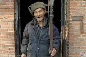 73岁盲人独居深山一生未娶，自幼双目失明却被别人说装瞎图片
