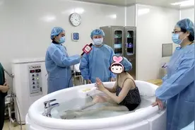 水中分娩可减缓疼痛，为啥却很少人选择，医生：要具备3大条件图片