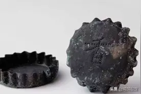 古墓挖出两个现代“啤酒盖”，观众质疑是废物，专家却认定是文物图片