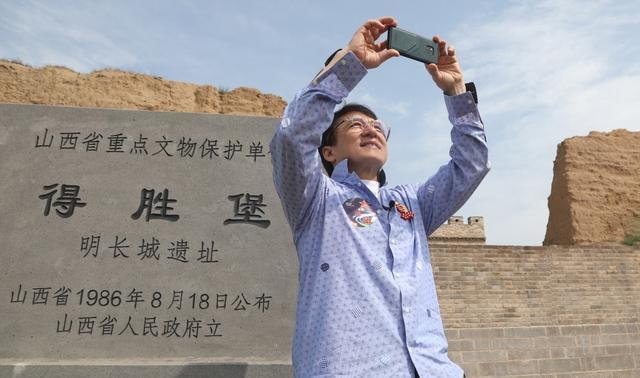 成龙有20亿身家？要拿100万感谢抗疫药研制者的他为何被吐槽狡猾