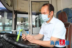 厦门53岁“BRT大叔”英语超溜！自学8年、书本翻烂三套，常为外国人指路图片