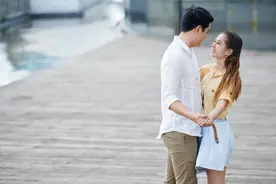 女人对你动情的信号：主动图片