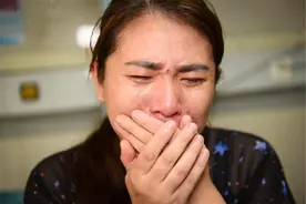4岁女儿把手机放水里“洗”，妈妈失控之后，孩子再也没醒过来图片