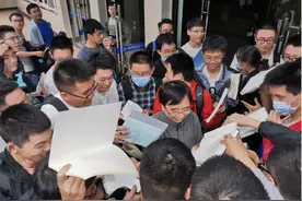 中科大变身追星现场，潘建伟被新生抢着要签名图片