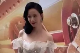 43岁倪虹洁状态惹人羡，抹胸裙秀性感腿又细又直，却被拍成五五分图片