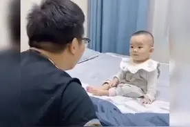 爸爸“一本正经”用床单跟娃玩捉迷藏，宝宝：我虽小，却不是傻子图片