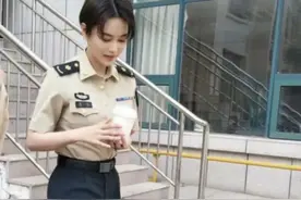 张馨予婚后越来越帅！穿丝绸“睡裙”霸气走机场，搭豹纹气质迷人图片