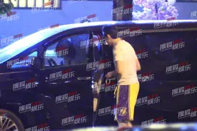 独家：王彦霖带女友按摩！两人穿搭随性超随意图片