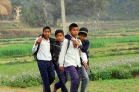 小男孩捡到一枚玉玺，上交给国家获20元路费，为何45年后被找上门图片