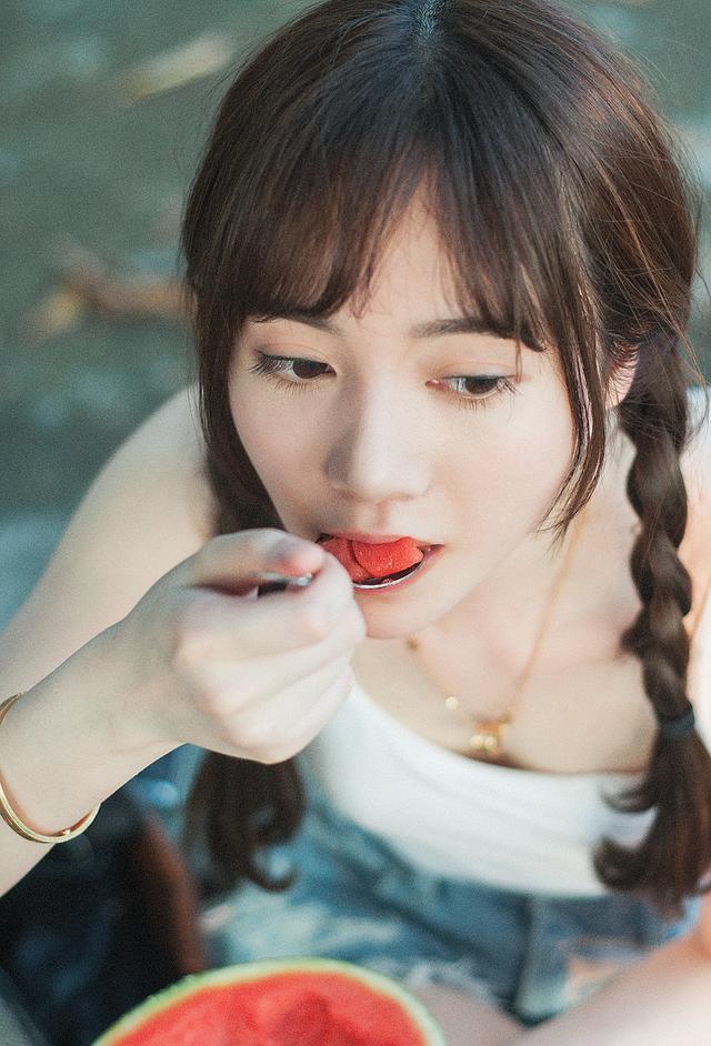 雨纷纷旧故里草木深，我听闻你始终一个人