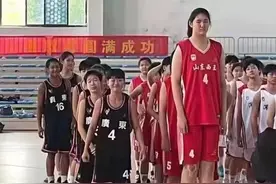 14岁女版姚明现身荆州赛场，2米26傲视群雄图片
