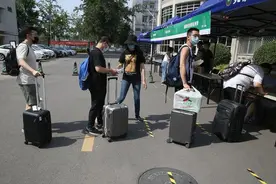 多地高校推迟开学，陆续公布新的开学通知，最晚到3月下旬图片