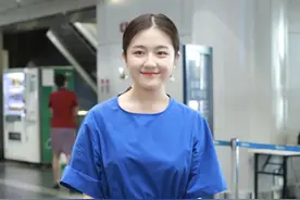 李兰迪又踩雷？穿宝石蓝色连衣裙暴露身材缺点，花季少女好显老图片