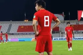 比张稀哲强太多：蒿俊闵昨天3镜头不愧国足中场真大腿图片