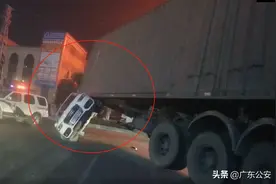 离奇车祸！小轿车竟成大货车“千斤顶”，现场视频曝光图片