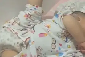 宝宝睡觉喜欢往上拱？“奇特”睡姿背后的原因，有一种家长要警惕图片