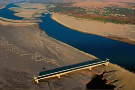 洪都拉斯花费巨资造了座桥，飓风过后，桥还在，河却没了图片