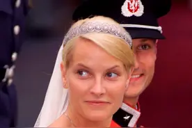 哈康王子爱上单亲妈妈，为娶她愿放弃王位，结婚20年依旧痴心不改图片