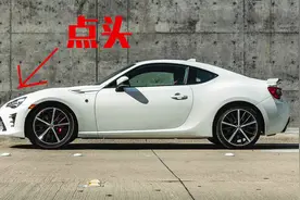 好车的刹车卡钳在后面？能有效避免刹车点头？初中物理就能解释图片