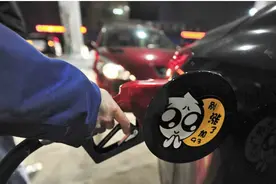 加油站收费月薪2千，为啥人们抢着干？老员工：给2万工资也不换图片