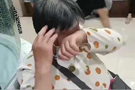 新疆一老人中风在医院痛哭，无助拍打头部，4子女却无人提出照顾图片