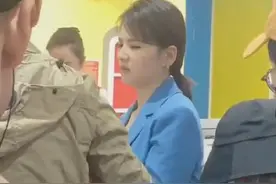 刘涛活动被身边男子揩油抓胳膊？一把甩开使眼色疑暗示要避嫌图片