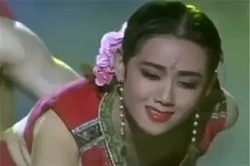 “孔雀公主”杨丽萍：63岁无儿无女，30年不吃米饭，指甲已留40年图片