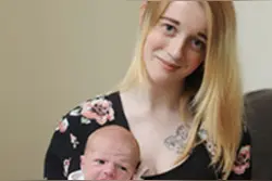 刚出生女婴就冒出小牙齿，母亲还很高兴，牙医说再不看就完晚了图片