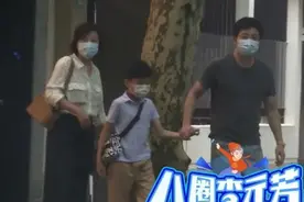 郭京飞一家三口罕见合体，妻子打扮好村味，儿子正脸首曝光太像爸图片