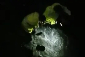 紧急救援！暴雨天货车坠入5米深溪涧 水位持续暴涨 生命危在旦夕！图片