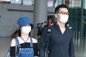 何超莲真不像个富二代，日常穿搭虽然很时尚，但是一点也不贵气图片