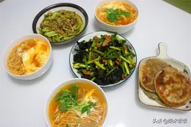 三口之家的晚餐，有菜有汤还有饼，全是家常味，简单好吃图片