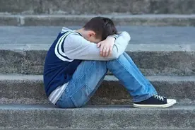 8岁男孩频遭继父暴力虐待，检察官怒了图片