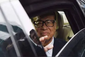 李嘉诚是如何成为首富的？新加坡总理：他低买高卖，毫无社会贡献图片