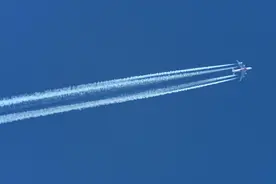 飞机飞行时为什么会产生一条长长的白色“尾巴”？图片