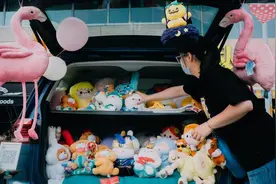 上海兴起“后备箱集市”，私家车秒变地摊摊位，白领闲时集体练摊图片