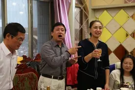领导不喝酒90后放下酒瓶，老板说你明天别来了，网友：不懂规矩图片
