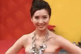 陈好被这“缩水裙”害惨！抹胸裙超紧勒出副乳，不如穿衬衫更气质图片