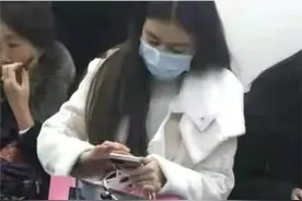 姑娘，下次用黑色袋子装，你拎着的东西，让人看到有点尴尬了图片