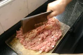 “你剁肉吵到我孙子睡觉了！”老人上门质问，宝妈的回怼很解气图片