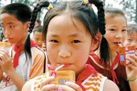 “天天喝牛奶”的孩子和“从不喝牛奶”的孩子，3大差距很明显图片