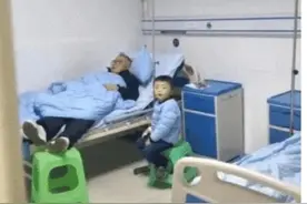 “公公陪我儿子输液，医生给我发来的照片，让我哭笑不得”哈哈哈图片